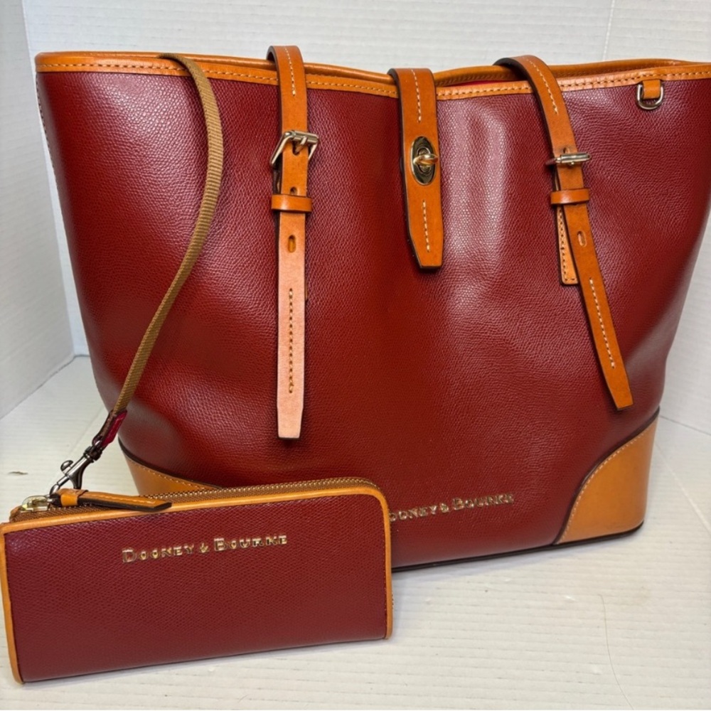 Dooney & Bourke  Dover tote set Euc